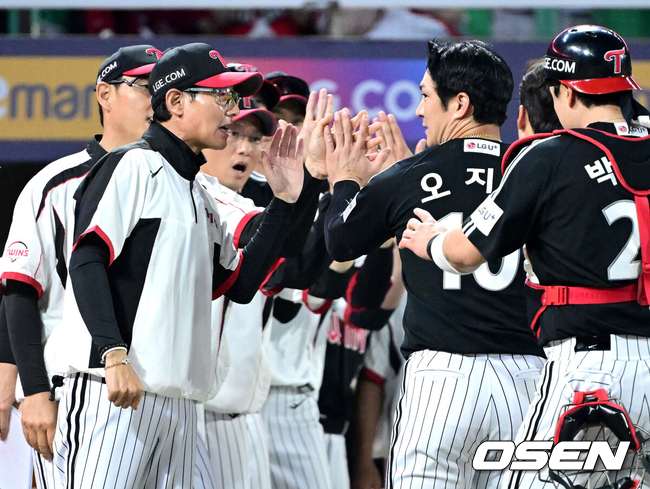 LG 선수들이 승리를 자축하고 있다./OSEN DB