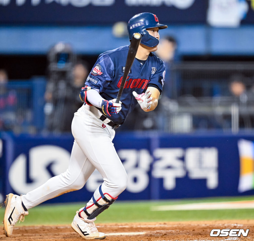 15일 서울 잠실야구장에서 ‘2026 신한 SOL Bank KBO리그’ 두산 베어스와 롯데 자이언츠의 경기가 열렸다.이날 두산은 곽빈, 롯데는 김진욱을 선발로 내세웠다.8회초 2사 주자 1루 롯데 나승엽이 우익수 오른쪽 안타를 때리고 있다. 2026.05.15 / rumi@osen.co.kr