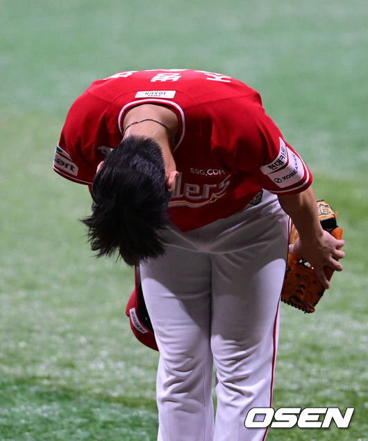 [OSEN=고척, 지형준 기자] 프로야구 키움 히어로즈가 3연승에 성공했다. SSG 랜더스는 3연패에 빠졌다.키움은 20일 고척스카이돔에서 열린 2026 신한은행 SOL Bank KBO리그 SSG와 홈경기에서 6-5 승리를 거뒀다. 팽팽한 투수전 끝에 전날 끝내기 홈런 주인공 김웅빈이 또 끝내기 안타를 때렸다.어제에 이어 키움 김웅빈에게 끝내기 안타를 허용한 SSG 조병현이 아쉬워하고 있다. 2026.05.20&nbsp;/ jpnews@osen.co.kr