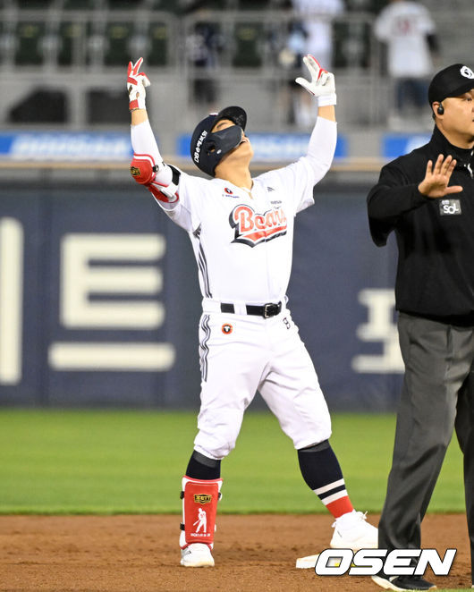 [OSEN=잠실, 이대선 기자] 21일 서울 잠실야구장에서 2026 신한 SOL KBO리그 두산 베어스와 NC 다이노스의 경기가 열렸다.이날 두산은 벤자민, NC는 토다를 선발로 내세웠다.5회말 2사에서 두산 손아섭이 우전 2루타를 치고 환호하고 있다. 2026.05.21 /sunday@osen.co.kr