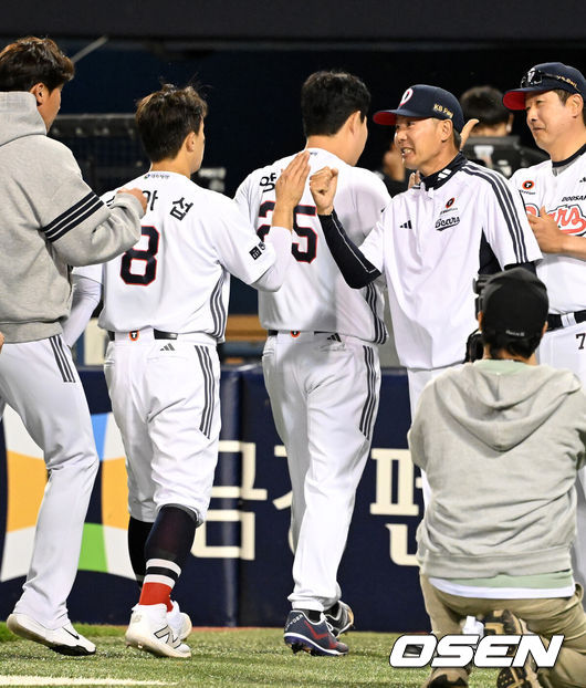 [OSEN=잠실, 이대선 기자] 두산이 연장 계약에 골인한 웨스 벤자민의 호투와 손아섭의 결승타를 앞세워 마침내 5할 승률을 해냈다. 프로야구 두산 베어스는 21일 서울 잠실구장에서 열린 2026 신한 SOL KBO리그 NC 다이노스와의 시즌 4차전에서 1-0으로 승리했다. 경기 종료 후 두산 김원형 감독이 손아섭과 승리의 기쁨을 나누고 있다. 2026.05.21 /sunday@osen.co.kr