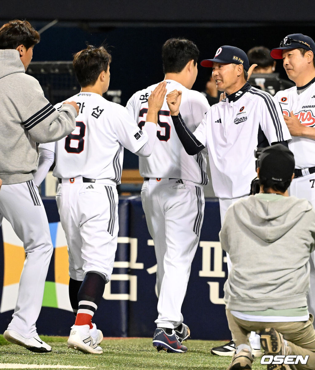 두산이 연장 계약에 골인한 웨스 벤자민의 호투와 손아섭의 결승타를 앞세워 마침내 5할 승률을 해냈다. 프로야구 두산 베어스는 21일 서울 잠실구장에서 열린 2026 신한 SOL KBO리그 NC 다이노스와의 시즌 4차전에서 1-0으로 승리했다. 경기 종료 후 두산 김원형 감독이 손아섭과 승리의 기쁨을 나누고 있다. 2026.05.21 /sunday@osen.co.kr