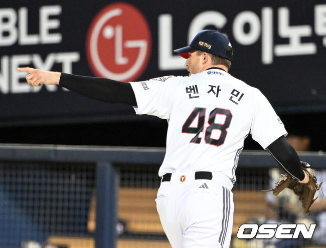 [OSEN=잠실, 이대선 기자] 21일 서울 잠실야구장에서 2026 신한 SOL KBO리그 두산 베어스와 NC 다이노스의 경기가 열렸다.이날 두산은 벤자민, NC는 토다를 선발로 내세웠다.8회초 2사 1루에서 두산 벤자민이 NC 도태훈을 병살타로 처리하고 환호하고 있다. 2026.05.21 /sunday@osen.co.kr