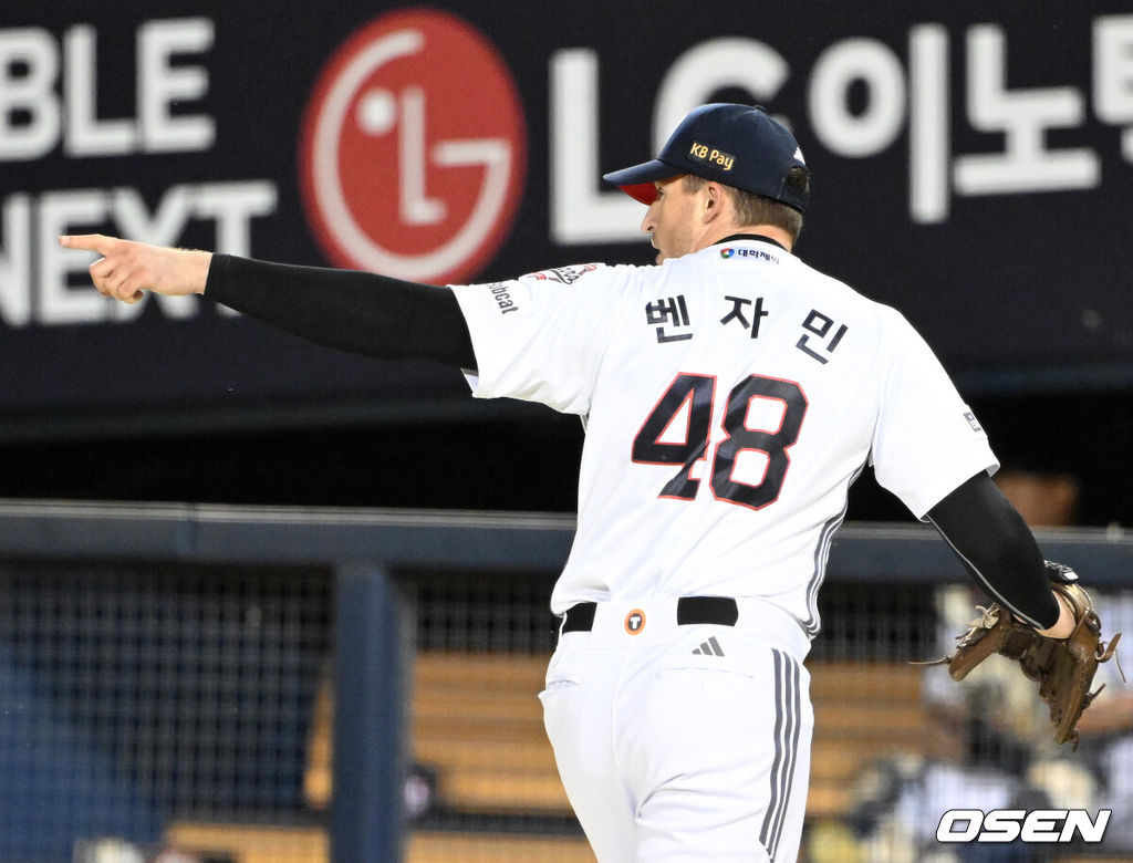 21일 서울 잠실야구장에서 2026 신한 SOL KBO리그 두산 베어스와 NC 다이노스의 경기가 열렸다.이날 두산은 벤자민, NC는 토다를 선발로 내세웠다.8회초 2사 1루에서 두산 벤자민이 NC 도태훈을 병살타로 처리하고 환호하고 있다. 2026.05.21 /sunday@osen.co.kr