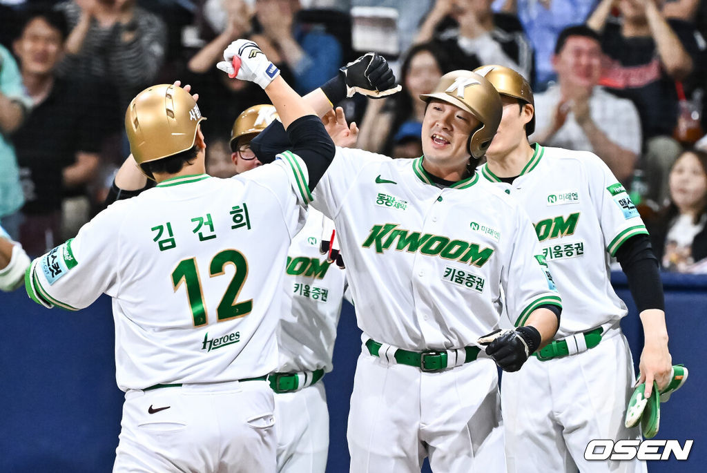 21일 오후 서울 고척스카이돔에서 2026 신한 SOL KBO 리그 키움 히어로즈와 SSG 랜더스의 경기가 진행됐다.이날 경기에서 키움은 알칸타라를, SSG는 긴지로를 선발투수로 내세웠다.3회말 2사 만루 키움 김건희가 만루 홈런을 날리고 동료들 축하 받으며 홈을 밟고 있다.  2026.05.21 / soul1014@osen.co.kr