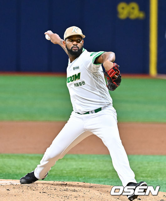 [OSEN=고척, 박준형 기자] 21일 오후 서울 고척스카이돔에서 2026 신한 SOL KBO 리그 키움 히어로즈와 SSG 랜더스의 경기가 진행됐다.이날 경기에서 키움은 알칸타라를, SSG는 긴지로를 선발투수로 내세웠다.5회초 키움 선발투수 알칸타라가 역투하고 있다.    2026.05.21 / soul1014@osen.co.kr