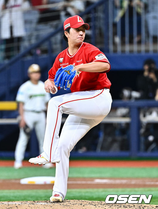[OSEN=고척, 박준형 기자] 21일 오후 서울 고척스카이돔에서 2026 신한 SOL KBO 리그 키움 히어로즈와 SSG 랜더스의 경기가 진행됐다.이날 경기에서 키움은 알칸타라를, SSG는 긴지로를 선발투수로 내세웠다.6회말 SSG 이건욱 투수가 역투하고 있다.      2026.05.21 / soul1014@osen.co.kr
