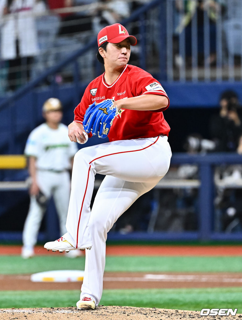 21일 오후 서울 고척스카이돔에서 2026 신한 SOL KBO 리그 키움 히어로즈와 SSG 랜더스의 경기가 진행됐다.이날 경기에서 키움은 알칸타라를, SSG는 긴지로를 선발투수로 내세웠다.6회말 SSG 이건욱 투수가 역투하고 있다.      2026.05.21 / soul1014@osen.co.kr