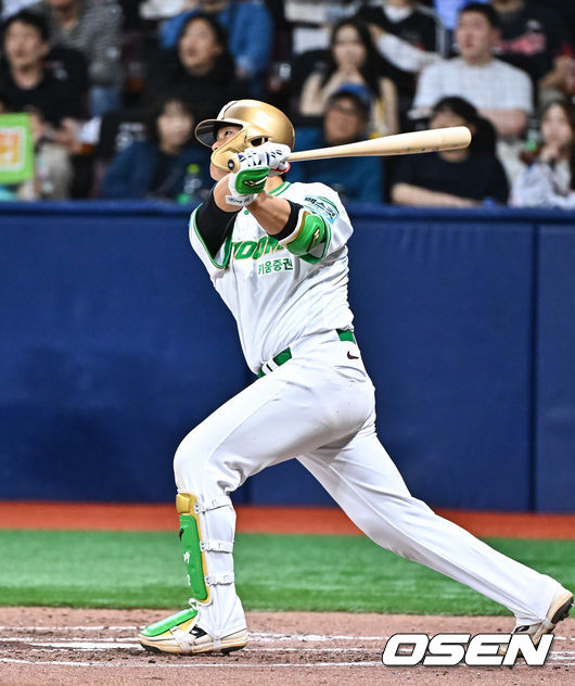 [OSEN=고척, 박준형 기자] 21일 오후 서울 고척스카이돔에서 2026 신한 SOL KBO 리그 키움 히어로즈와 SSG 랜더스의 경기가 진행됐다.이날 경기에서 키움은 알칸타라를, SSG는 긴지로를 선발투수로 내세웠다.3회말 2사 만루 키움 김건희가 만루 홈런을 날리고 있다.  2026.05.21 / soul1014@osen.co.kr