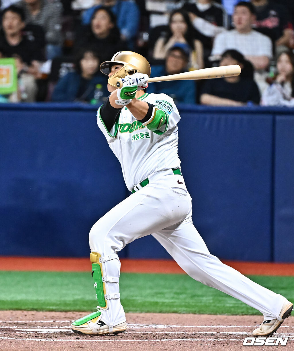 21일 오후 서울 고척스카이돔에서 2026 신한 SOL KBO 리그 키움 히어로즈와 SSG 랜더스의 경기가 진행됐다.이날 경기에서 키움은 알칸타라를, SSG는 긴지로를 선발투수로 내세웠다.3회말 2사 만루 키움 김건희가 만루 홈런을 날리고 있다.  2026.05.21 / soul1014@osen.co.kr