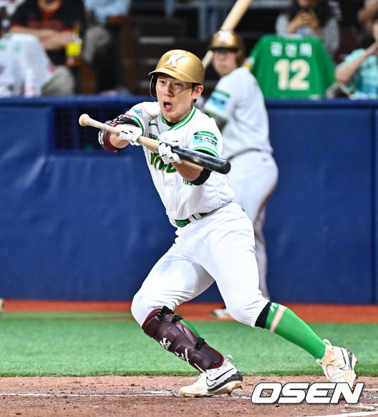 [OSEN=고척, 박준형 기자] 21일 오후 서울 고척스카이돔에서 2026 신한 SOL KBO 리그 키움 히어로즈와 SSG 랜더스의 경기가 진행됐다.이날 경기에서 키움은 알칸타라를, SSG는 긴지로를 선발투수로 내세웠다.7회말 무사 1루 키움 서건창이 번트 안타를 성공시키고 있다.   2026.05.21 / soul1014@osen.co.kr
