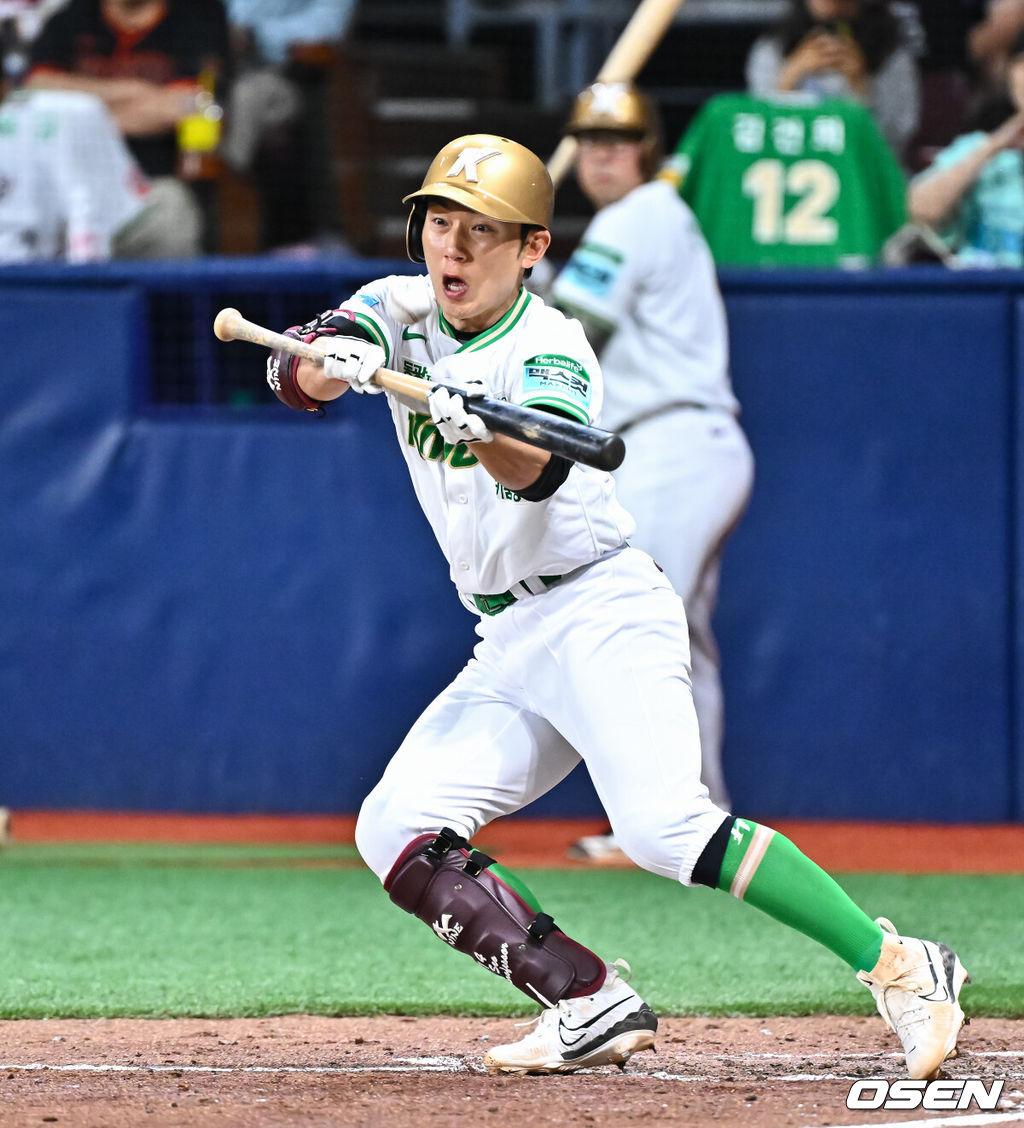21일 오후 서울 고척스카이돔에서 2026 신한 SOL KBO 리그 키움 히어로즈와 SSG 랜더스의 경기가 진행됐다.이날 경기에서 키움은 알칸타라를, SSG는 긴지로를 선발투수로 내세웠다.7회말 무사 1루 키움 서건창이 번트 안타를 성공시키고 있다.   2026.05.21 / soul1014@osen.co.kr