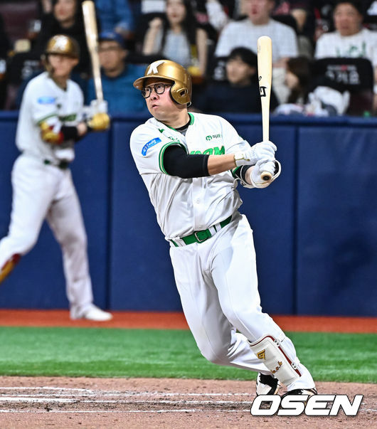 [OSEN=고척, 박준형 기자] 21일 오후 서울 고척스카이돔에서 2026 신한 SOL KBO 리그 키움 히어로즈와 SSG 랜더스의 경기가 진행됐다.이날 경기에서 키움은 알칸타라를, SSG는 긴지로를 선발투수로 내세웠다.7회말 무사 1,3루 키움 안치홍이 1타점 적시타를 날리고 있다.    2026.05.21 / soul1014@osen.co.kr