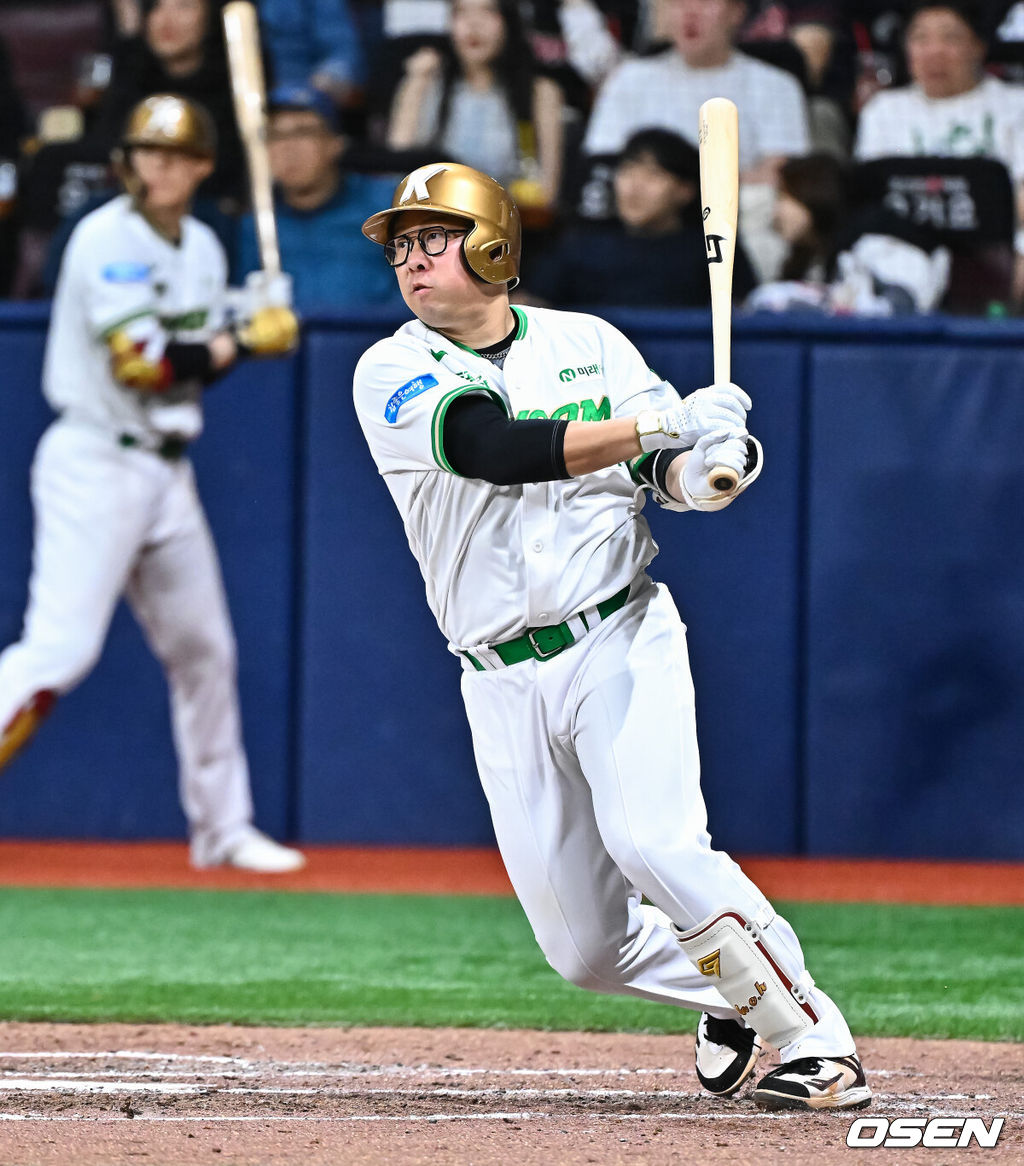 21일 오후 서울 고척스카이돔에서 2026 신한 SOL KBO 리그 키움 히어로즈와 SSG 랜더스의 경기가 진행됐다.이날 경기에서 키움은 알칸타라를, SSG는 긴지로를 선발투수로 내세웠다.7회말 무사 1,3루 키움 안치홍이 1타점 적시타를 날리고 있다.    2026.05.21 / soul1014@osen.co.kr