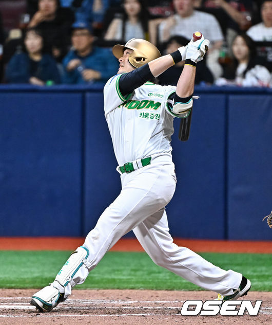 [OSEN=고척, 박준형 기자] 21일 오후 서울 고척스카이돔에서 2026 신한 SOL KBO 리그 키움 히어로즈와 SSG 랜더스의 경기가 진행됐다.이날 경기에서 키움은 알칸타라를, SSG는 긴지로를 선발투수로 내세웠다.7회말 1사 1,2루 키움 이형종이 1타점 적시타를 날리고 있다.    2026.05.21 / soul1014@osen.co.kr