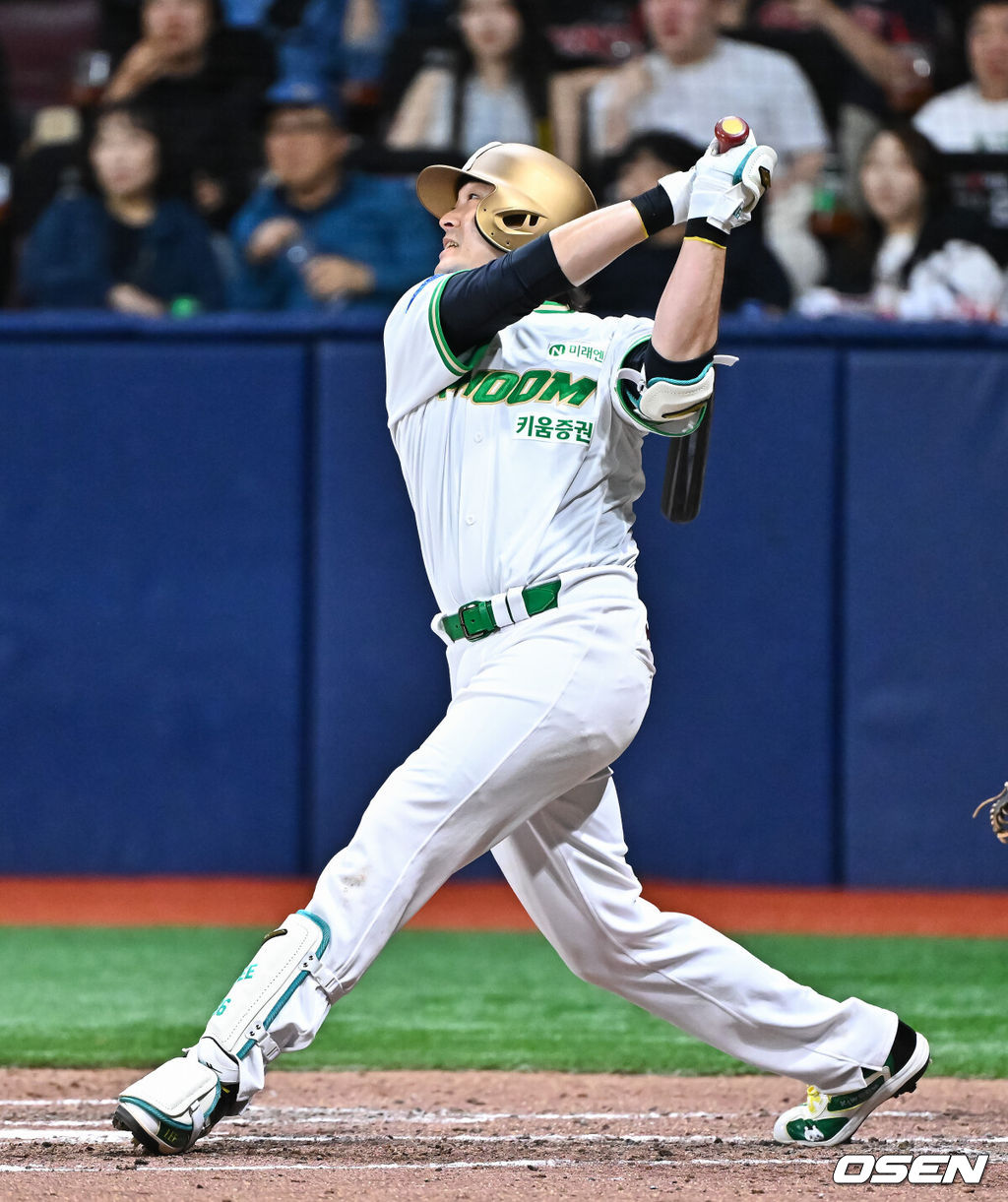 21일 오후 서울 고척스카이돔에서 2026 신한 SOL KBO 리그 키움 히어로즈와 SSG 랜더스의 경기가 진행됐다.이날 경기에서 키움은 알칸타라를, SSG는 긴지로를 선발투수로 내세웠다.7회말 1사 1,2루 키움 이형종이 1타점 적시타를 날리고 있다.    2026.05.21 / soul1014@osen.co.kr
