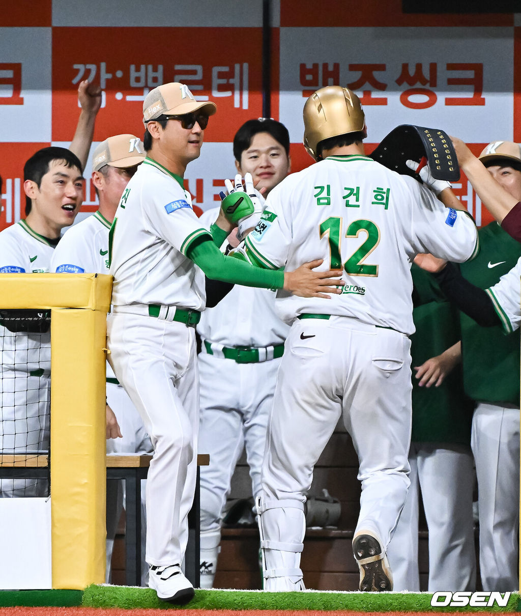 21일 오후 서울 고척스카이돔에서 2026 신한 SOL KBO 리그 키움 히어로즈와 SSG 랜더스의 경기가 진행됐다.이날 경기에서 키움은 알칸타라를, SSG는 긴지로를 선발투수로 내세웠다.3회말 2사 만루 키움 김건희가 만루 홈런을 날리고 설종진 감독의 축하 받으며 더그아웃으로 들어가고 있다. 2026.05.21 / soul1014@osen.co.kr