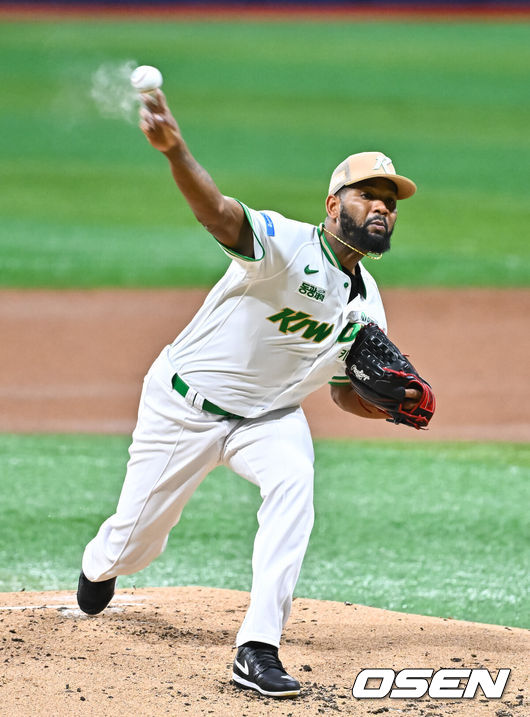 [OSEN=고척, 박준형 기자] 21일 오후 서울 고척스카이돔에서 2026 신한 SOL KBO 리그 키움 히어로즈와 SSG 랜더스의 경기가 진행됐다.이날 경기에서 키움은 알칸타라를, SSG는 긴지로를 선발투수로 내세웠다.1회초 키움 선발투수 알칸타라가 역투하고 있다  2026.05.21 / soul1014@osen.co.kr