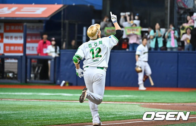 [OSEN=고척, 박준형 기자] 21일 오후 서울 고척스카이돔에서 2026 신한 SOL KBO 리그 키움 히어로즈와 SSG 랜더스의 경기가 진행됐다.이날 경기에서 키움은 알칸타라를, SSG는 긴지로를 선발투수로 내세웠다.3회말 2사 만루 키움 김건희가 만루 홈런을 날리고 베이스를 돌고 있다.  2026.05.21 / soul1014@osen.co.kr