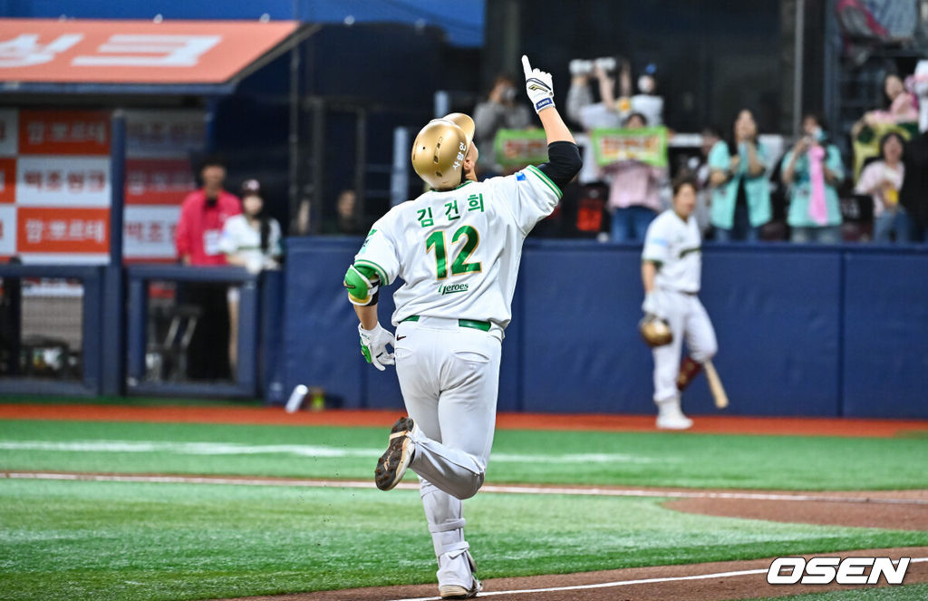 21일 오후 서울 고척스카이돔에서 2026 신한 SOL KBO 리그 키움 히어로즈와 SSG 랜더스의 경기가 진행됐다.이날 경기에서 키움은 알칸타라를, SSG는 긴지로를 선발투수로 내세웠다.3회말 2사 만루 키움 김건희가 만루 홈런을 날리고 베이스를 돌고 있다. 2026.05.21 / soul1014@osen.co.kr