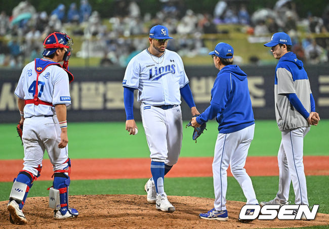 [OSEN=포항, 이석우 기자] 21일 포항야구장에서 2026 신한 SOL KBO 리그 삼성 라이온즈와 KT 위즈의 경기가 열렸다. 삼성 라이온즈 선발투수 후라도가 6회 역전을 허용한 후 교체되고 있다. 2026.05.21 / foto0307@osen.co.kr