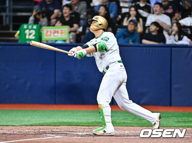 [OSEN=고척, 박준형 기자] 21일 오후 서울 고척스카이돔에서 2026 신한 SOL KBO 리그 키움 히어로즈와 SSG 랜더스의 경기가 진행됐다.이날 경기에서 키움은 알칸타라를, SSG는 긴지로를 선발투수로 내세웠다.3회말 2사 만루 키움 김건희가 만루 홈런을 날리고 있다.  2026.05.21 / soul1014@osen.co.kr
