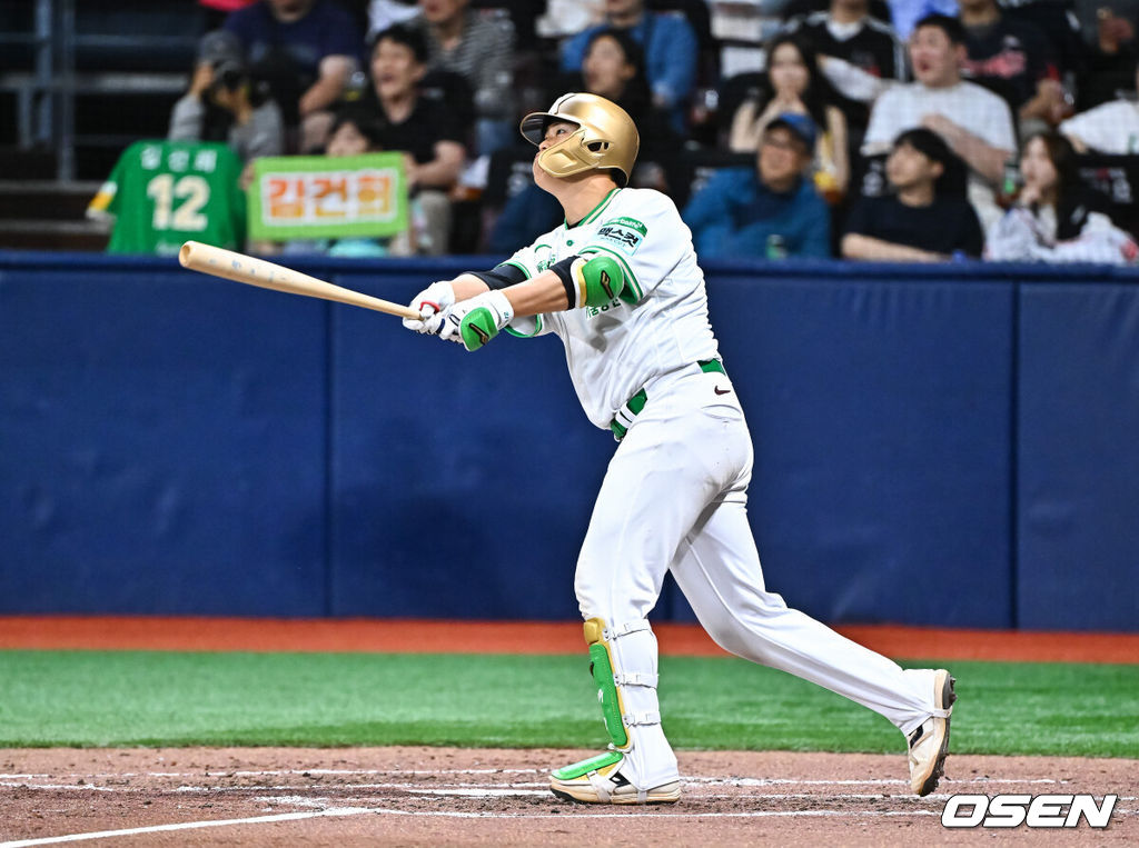21일 오후 서울 고척스카이돔에서 2026 신한 SOL KBO 리그 키움 히어로즈와 SSG 랜더스의 경기가 진행됐다.이날 경기에서 키움은 알칸타라를, SSG는 긴지로를 선발투수로 내세웠다.3회말 2사 만루 키움 김건희가 만루 홈런을 날리고 있다.  2026.05.21 / soul1014@osen.co.kr