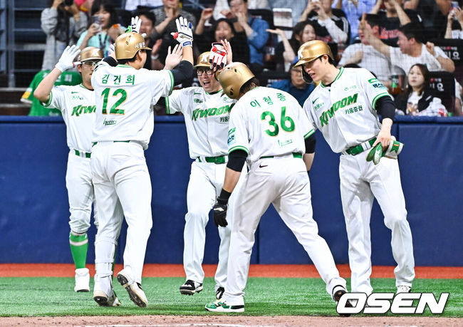 [OSEN=고척, 박준형 기자] 21일 오후 서울 고척스카이돔에서 2026 신한 SOL KBO 리그 키움 히어로즈와 SSG 랜더스의 경기가 진행됐다.이날 경기에서 키움은 알칸타라를, SSG는 긴지로를 선발투수로 내세웠다.3회말 2사 만루 키움 김건희가 만루 홈런을 날리고 동료들 축하 받으며 홈을 밟고 있다.  2026.05.21 / soul1014@osen.co.kr