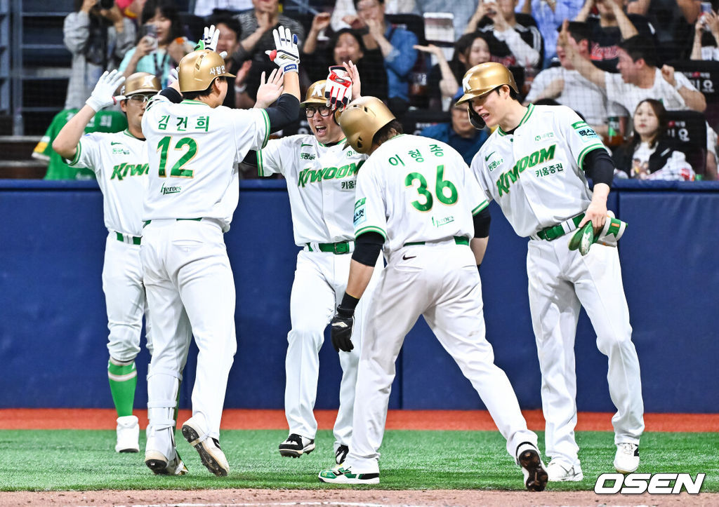 21일 오후 서울 고척스카이돔에서 2026 신한 SOL KBO 리그 키움 히어로즈와 SSG 랜더스의 경기가 진행됐다.이날 경기에서 키움은 알칸타라를, SSG는 긴지로를 선발투수로 내세웠다.3회말 2사 만루 키움 김건희가 만루 홈런을 날리고 동료들 축하 받으며 홈을 밟고 있다.  2026.05.21 / soul1014@osen.co.kr