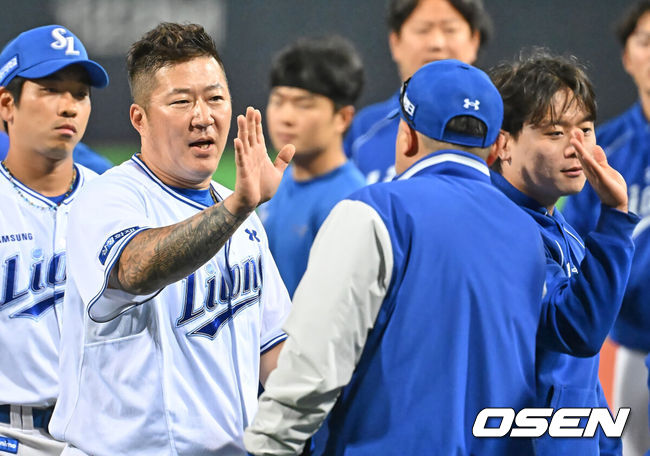 [OSEN=포항, 이석우 기자] 21일 포항야구장에서 2026 신한 SOL KBO 리그 삼성 라이온즈와 KT 위즈의 경기가 열렸다. 홈팀 삼성은 후라도가, 방문팀 KT는 오원석이 선발 출전했다. 삼성 라이온즈 최형우가 8-5로 승리, 박진만 감독과 하이파이브를 하고 있다. 2026.05.21 / foto0307@osen.co.kr