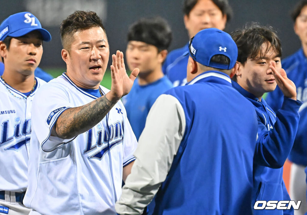 21일 포항야구장에서 2026 신한 SOL KBO 리그 삼성 라이온즈와 KT 위즈의 경기가 열렸다. 홈팀 삼성은 후라도가, 방문팀 KT는 오원석이 선발 출전했다. 삼성 라이온즈 최형우가 8-5로 승리, 박진만 감독과 하이파이브를 하고 있다. 2026.05.21 / foto0307@osen.co.kr