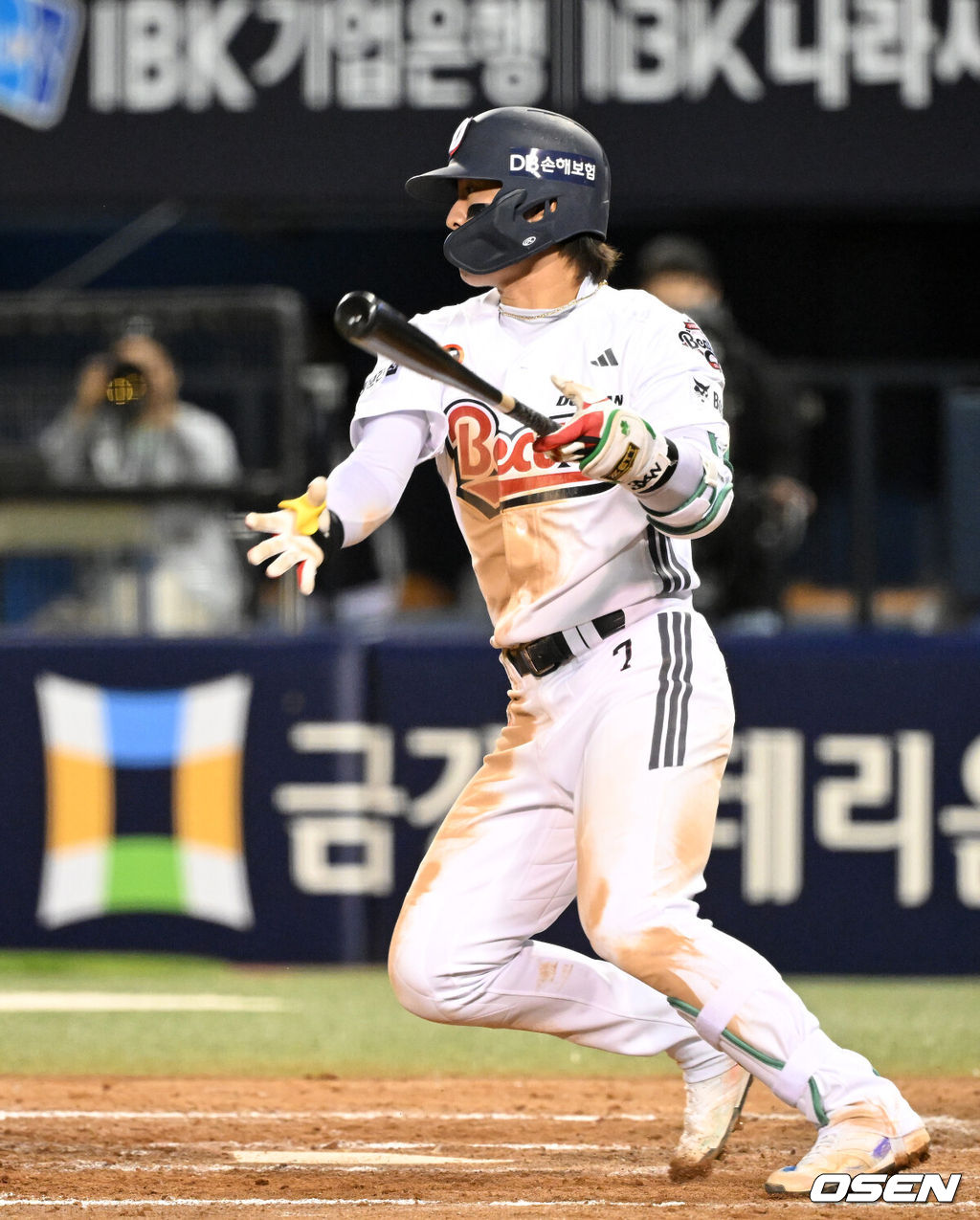 21일 서울 잠실야구장에서 2026 신한 SOL KBO리그 두산 베어스와 NC 다이노스의 경기가 열렸다.이날 두산은 벤자민, NC는 토다를 선발로 내세웠다.7회말 2사에서 두산 박찬호가 중전안타를 치고 있다. 2026.05.21 /sunday@osen.co.kr