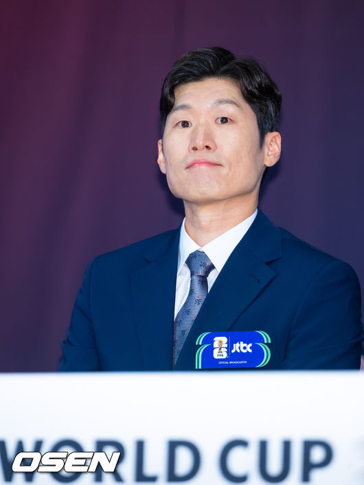 [OSEN=민경훈 기자] 21일 오전 서울 중구 앰버서더 서울 풀만 호텔에서 JTBC ‘2026 FIFA 북중미 월드컵’ 기자간담회가 진행됐다. 한국은 이번 대회 조별리그 A조에서 체코, 멕시코, 남아프리카공화국과 경쟁한다. 6월12일 체코전을 시작으로 19일 멕시코전, 25일 남아프리카공화국전을 차례로 치르며 32강 진출을 노린다.박지성 해설위원이 질문을 받고 있다. 2026.05.21 /rumi@osen.co.kr