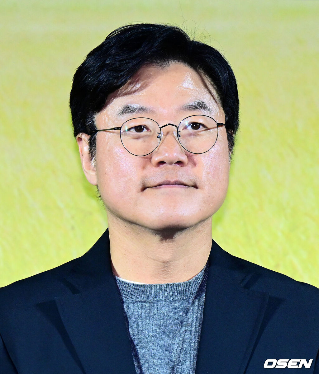 25일 오전 서울 용산구 용산 CGV에서 넷플릭스(Netflix) 예능 '케냐 간 세끼' 제작발표회가 열렸다.오는 25일(화) 첫 공개되는 '케냐 간 세끼'는 믿고 보는 웃음 메이커 3인방 이수근, 은지원, 규현의 우당탕탕 아프리카 여행기다. 케냐의 광활한 대자연과 하나 된 세끼 형제들의 좌충우돌 사파리 접수 여행이 싱싱한 날것의 웃음을 선사한다. 예능계 ‘히트 메이커’로 통하는 나영석 사단이 넷플릭스에서 처음 선보이는 작품으로, 나영석 PD와 김예슬 PD가 공동 연출을 맡아 기대를 뜨겁게 달구고 있다.나영석 PD가 포즈를 취하고 있다. 2025.11.25 /jpnews@osen.co.kr