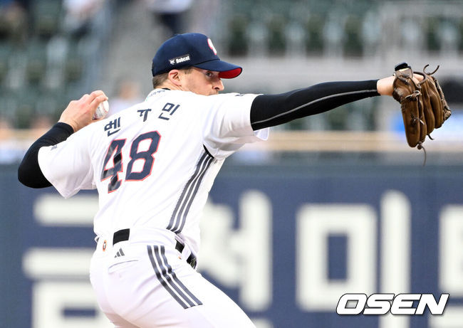 [OSEN=잠실, 이대선 기자] 21일 서울 잠실야구장에서 2026 신한 SOL KBO리그 두산 베어스와 NC 다이노스의 경기가 열렸다.이날 두산은 벤자민, NC는 토다를 선발로 내세웠다.1회초 무사에서 두산 선발투수 벤자민이 역투하고 있다. 2026.05.21 /sunday@osen.co.kr