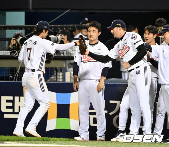 [OSEN=잠실, 이대선 기자] 21일 서울 잠실야구장에서 2026 신한 SOL KBO리그 두산 베어스와 NC 다이노스의 경기가 열렸다.이날 두산은 벤자민, NC는 토다를 선발로 내세웠다.8회초 2사 1루에서 두산 박찬호가 NC 도태훈을 병살타로 처리하고 더그아웃에서 벤자민과 환호하고 있다. 2026.05.21 /sunday@osen.co.kr