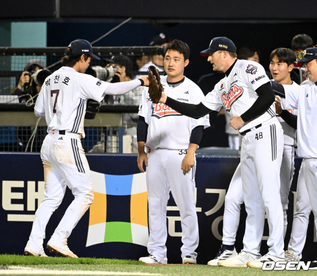 21일 서울 잠실야구장에서 2026 신한 SOL KBO리그 두산 베어스와 NC 다이노스의 경기가 열렸다.이날 두산은 벤자민, NC는 토다를 선발로 내세웠다.8회초 2사 1루에서 두산 박찬호가 NC 도태훈을 병살타로 처리하고 더그아웃에서 벤자민과 환호하고 있다. 2026.05.21 /sunday@osen.co.kr