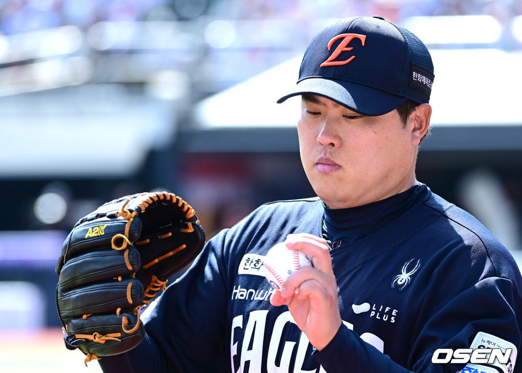 17일 수원 KT위즈파크에서 ‘2026 신한 SOL Bank KBO리그’ KT 위즈와 한화 이글스의 경기가 열렸다.홈팀 KT는 맷 사우어, 방문팀 한화는 류현진을 선발로 내세웠다.한화 선발 류현진이 4회말 투구를 앞두고 몸을 풀고 있다. 2026.05.17 / dreamer@osen.co.kr