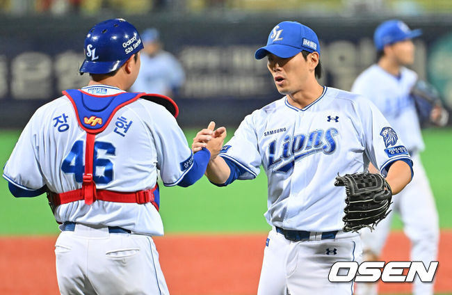 [OSEN=포항, 이석우 기자] 21일 포항야구장에서 2026 신한 SOL KBO 리그 삼성 라이온즈와 KT 위즈의 경기가 열렸다. 홈팀 삼성은 후라도가, 방문팀 KT는 오원석이 선발 출전했다. 삼성 라이온즈 김재윤이 8-5로 승리, 7년 연속 10세이브 기록을 세우고 장승현과 기쁨을 나누고 있다. 2026.05.21 / foto0307@osen.co.kr