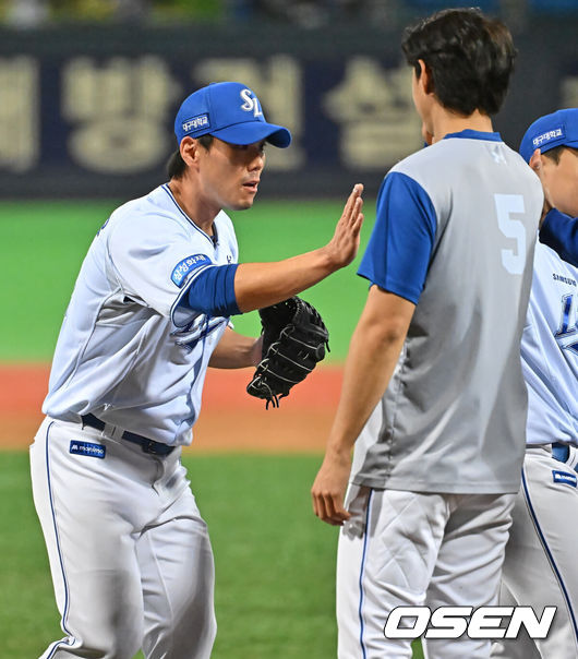 [OSEN=포항, 이석우 기자] 21일 포항야구장에서 2026 신한 SOL KBO 리그 삼성 라이온즈와 KT 위즈의 경기가 열렸다. 홈팀 삼성은 후라도가, 방문팀 KT는 오원석이 선발 출전했다. 삼성 라이온즈 김재윤이 8-5로 승리, 7년 연속 10세이브 기록을 세우고 구자욱과 기쁨을 나누고 있다. 2026.05.21 / foto0307@osen.co.kr