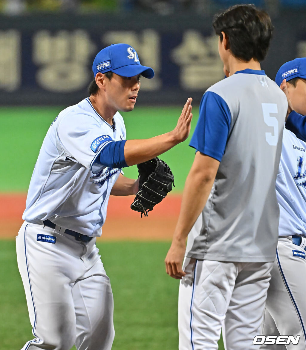 21일 포항야구장에서 2026 신한 SOL KBO 리그 삼성 라이온즈와 KT 위즈의 경기가 열렸다. 홈팀 삼성은 후라도가, 방문팀 KT는 오원석이 선발 출전했다. 삼성 라이온즈 김재윤이 8-5로 승리, 7년 연속 10세이브 기록을 세우고 구자욱과 기쁨을 나누고 있다. 2026.05.21 / foto0307@osen.co.kr