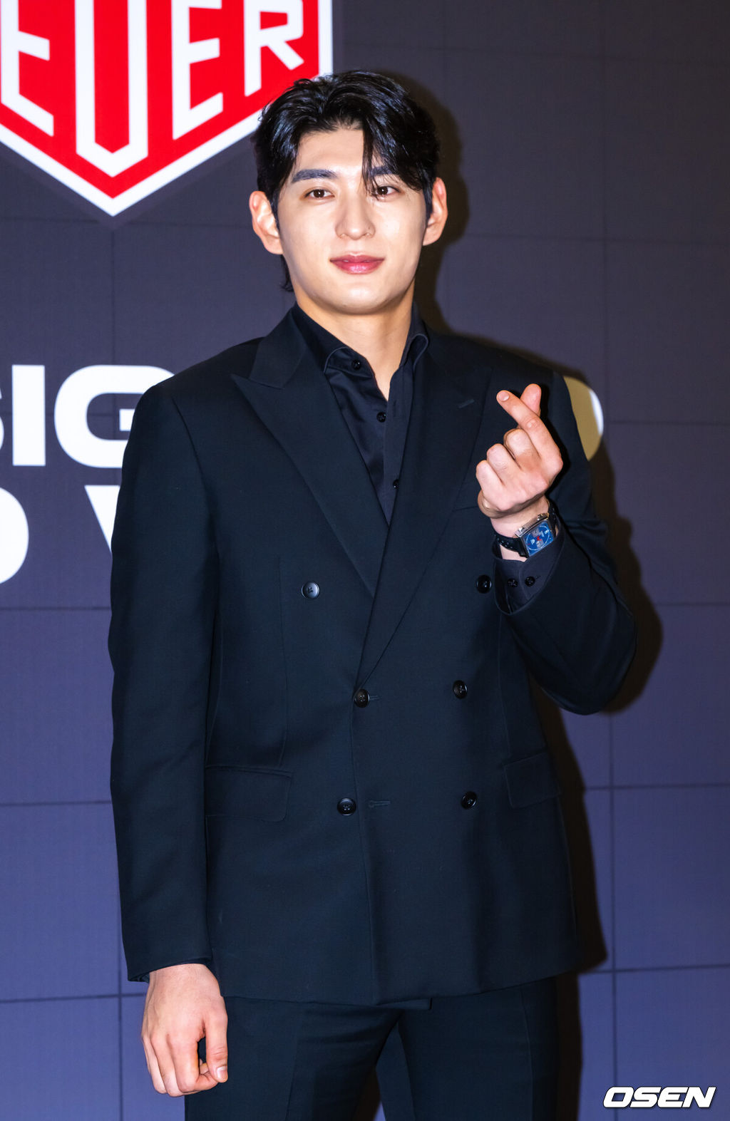 5일 오후 서울 강남구 웨스틴 서울 파르나스에서 시계 브랜드 태그호이어 포토월 행사가 진행됐다.이날행사에는 샌프란시스코 이정후와 개그맨 이용주가 참석했다. 이정후가 포즈를 취하고 있다.  2026.01.05 / soul1014@osen.co.kr