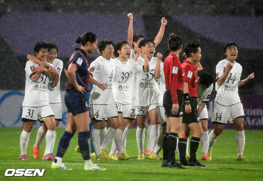 수원FC 위민은 20일 수원종합운동장에서 열린 2025-2026시즌 아시아축구연맹(AFC) 여자 챔피언스리그(AWCL) 4강전에서 북한 평양 내고향여자축구단과 경기에서 1-2로 패배했다.경기 종료 후 내고향여자축구단이 환호하고 있다. 2026.05.20 /sunday@osen.co.kr