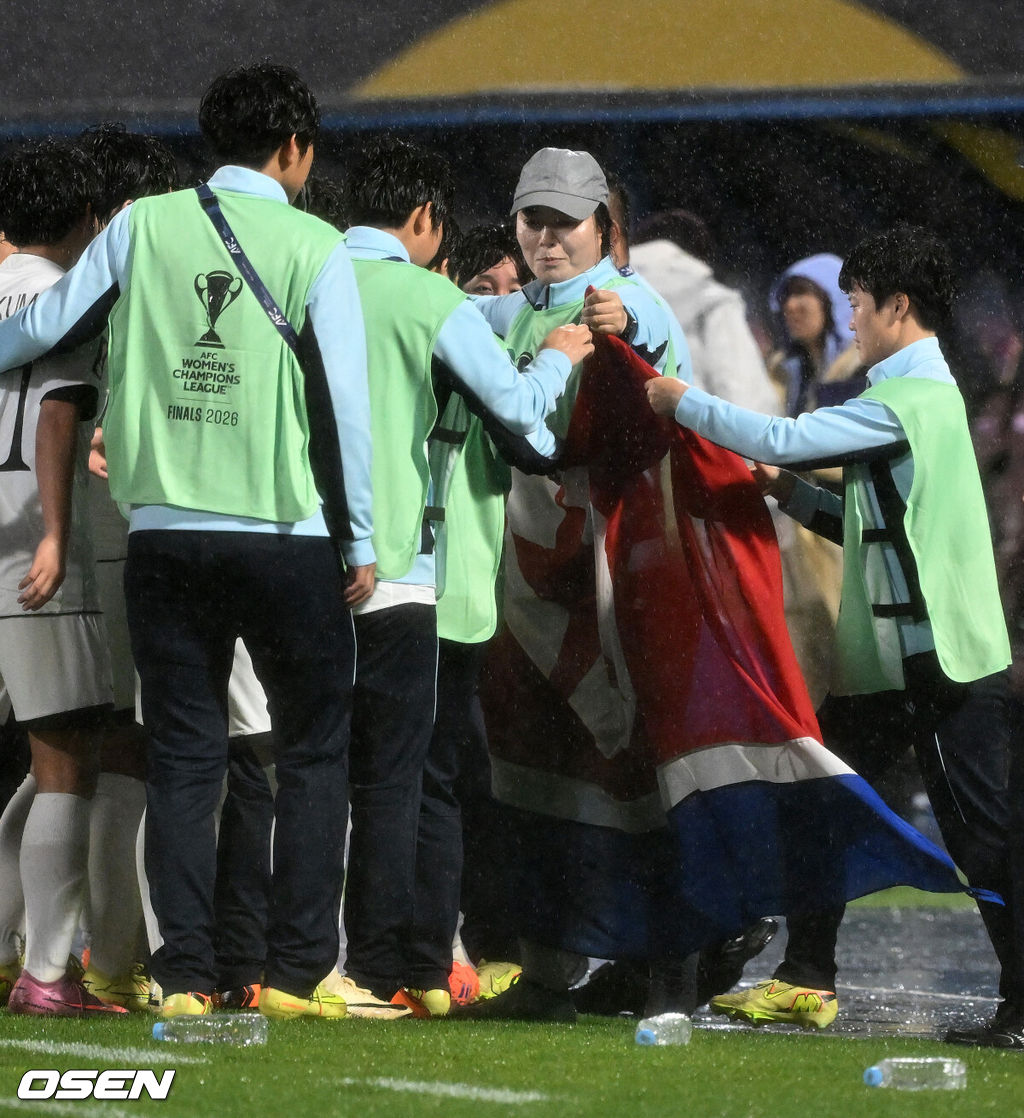 수원FC 위민은 20일 수원종합운동장에서 열린 2025-2026시즌 아시아축구연맹(AFC) 여자 챔피언스리그(AWCL) 4강전에서 북한 평양 내고향여자축구단과 경기에서 1-2로 패배했다.경기 종료 후 내고향여자축구단 선수단이 인공기를 펼치고 기념촬영을 하고 있다. 2026.05.20 /sunday@osen.co.kr