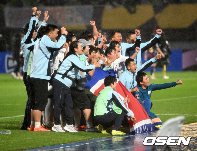 [OSEN=수원, 이대선 기자] 수원FC 위민은 20일 수원종합운동장에서 열린 2025-2026시즌 아시아축구연맹(AFC) 여자 챔피언스리그(AWCL) 4강전에서 북한 평양 내고향여자축구단과 경기에서 1-2로 패배했다.경기 종료 후 내고향여자축구단 선수단이 인공기를 펼치고 기념촬영을 하고 있다. 2026.05.20 /sunday@osen.co.kr