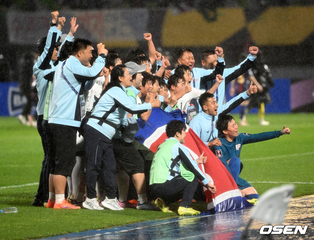 수원FC 위민은 20일 수원종합운동장에서 열린 2025-2026시즌 아시아축구연맹(AFC) 여자 챔피언스리그(AWCL) 4강전에서 북한 평양 내고향여자축구단과 경기에서 1-2로 패배했다.경기 종료 후 내고향여자축구단 선수단이 인공기를 펼치고 기념촬영을 하고 있다. 2026.05.20 /sunday@osen.co.kr