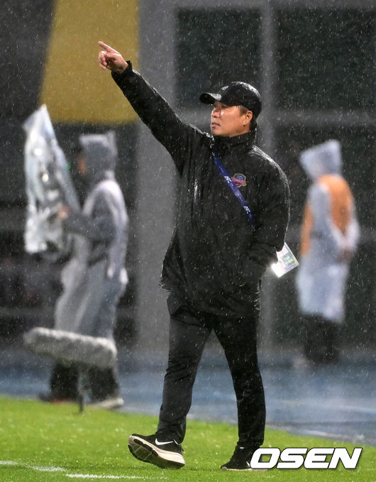 [OSEN=수원, 이대선 기자] 수원FC 위민은 20일 수원종합운동장에서 열린 2025-2026시즌 아시아축구연맹(AFC) 여자 챔피언스리그(AWCL) 4강전에서 북한 평양 내고향여자축구단과 경기에서 1-2로 패배했다.전반 수원FC 위민 박길영 감독이 작전을 지시하고 있다. 2026.05.20 /sunday@osen.co.kr