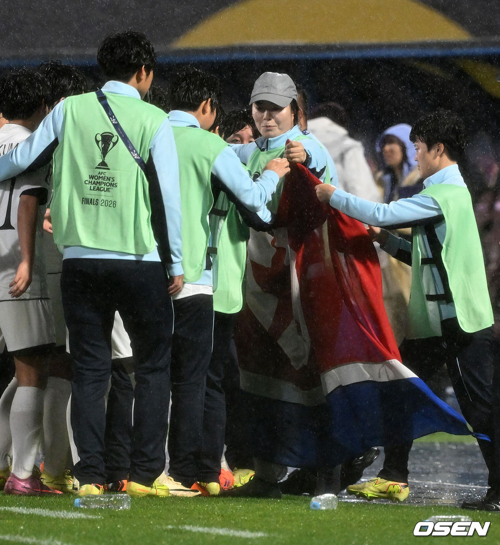 수원FC 위민은 20일 수원종합운동장에서 열린 2025-2026시즌 아시아축구연맹(AFC) 여자 챔피언스리그(AWCL) 4강전에서 북한 평양 내고향여자축구단과 경기에서 1-2로 패배했다.경기 종료 후 내고향여자축구단 선수단이 인공기를 펼치고 기념촬영을 하고 있다. 2026.05.20 /sunday@osen.co.kr