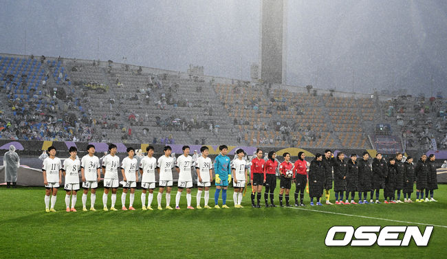 [OSEN=수원, 이대선 기자] 20일 오후 수원종합운동장에서 2025~2026시즌 아시아축구연맹(AFC) 여자 챔피언스리그(AWCL) 준결승 수원FC 위민과 북한 내고향여자축구단의 경기가 열렸다.AWCL은 아시아 각국 여자 축구 리그의 우승팀들이 격돌하는 대회로 2년 전 AFC가 여자 축구 활성화를 위해 출범시켰다.이 대회의 우승 상금은 100만 달러(약 15억 1000만 원), 준우승 상금은 50만 달러(약 7억 5400만 원)다.경기에 앞서 양팀 선수들이 도열하고 있다. 2026.05.20 /sunday@osen.co.kr