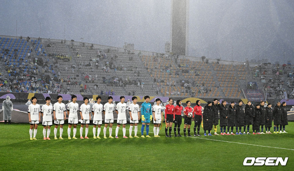 20일 오후 수원종합운동장에서 2025~2026시즌 아시아축구연맹(AFC) 여자 챔피언스리그(AWCL) 준결승 수원FC 위민과 북한 내고향여자축구단의 경기가 열렸다.AWCL은 아시아 각국 여자 축구 리그의 우승팀들이 격돌하는 대회로 2년 전 AFC가 여자 축구 활성화를 위해 출범시켰다.이 대회의 우승 상금은 100만 달러(약 15억 1000만 원), 준우승 상금은 50만 달러(약 7억 5400만 원)다.경기에 앞서 양팀 선수들이 도열하고 있다. 2026.05.20 /sunday@osen.co.kr